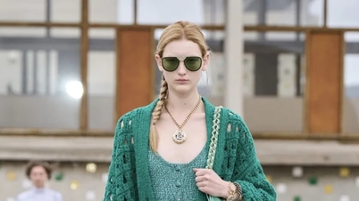 Teal is the favorite color of fashionistas in 2025