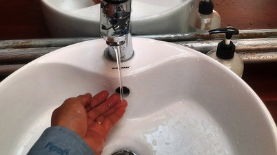 Bức xúc vì nước sinh hoạt chảy 'nhỏ giọt' trong mùa nắng nóng