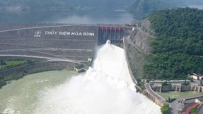Vừa mở 2 cửa xả đáy trưa nay, thủy điện Hòa Bình tiếp tục được lệnh mở cửa xả đáy thứ 3