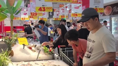 Người dân Hà Nội đổ xô đi siêu thị săn sale dịp lễ 30/4