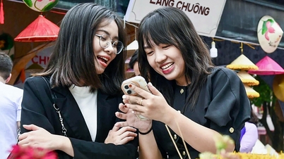 Xem kén tằm vàng, xuồng trái cây tò he tại 'Những ngày Hà Nội tại TP.HCM'
