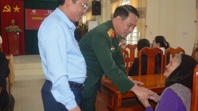 People's Army Newspaper gives Tet gifts to families in difficult circumstances in Huong Khe district