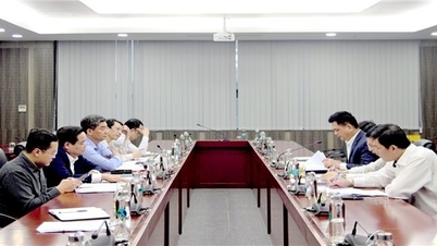 Deputy Minister, Vice Chairman Y Vinh Tor works with the National Assembly's Ethnic Council on the Report on delimitation of mountainous and highland areas