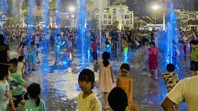 ក្មេងៗ​ប្រញាប់​ទៅ​ងូត​ទឹក​នៅ​ឆាក​តន្ត្រី​ទឹក ២៩-៣ Square ក្នុង​ទីក្រុង Da Nang បង្ក​ភាព​ចម្រូងចម្រាស