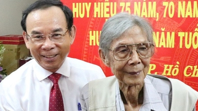 លោក Nguyen Van Nen បានប្រគល់ផ្លាកសញ្ញាបក្សដល់កវី Le Giang និងតន្ត្រីករ Lu Nhat Vu។