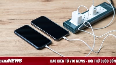 Tại sao bộ sạc điện thoại bị nóng khi đang sạc?