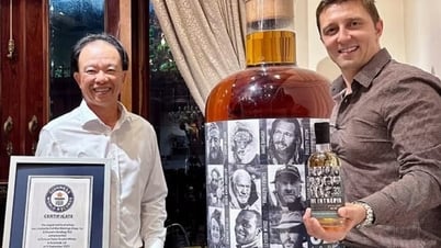 A Vietnamese spent more than 33.5 billion VND to buy the world's largest bottle of whisky