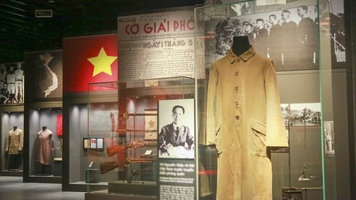 Những hành vi chưa đẹp của du khách đã giảm thiểu tại Bảo tàng Lịch sử Quân sự Việt Nam