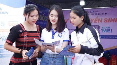 សិស្សខេត្ត Quang Nam ជាង 2,000 នាក់បានតម្រង់ជួរយ៉ាងសប្បាយរីករាយដើម្បីទទួលបទពិសោធន៍