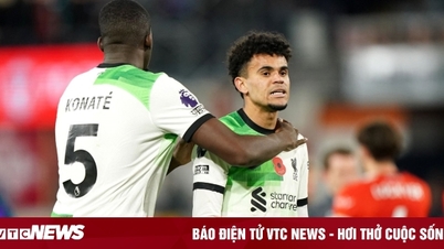 Luis Diaz gỡ hòa phút bù giờ, Liverpool thoát thua