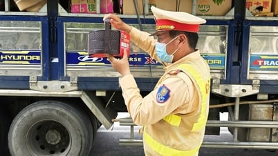 Tài xế ô tô có biểu hiện lạ, CSGT phát hiện 9 tấn bánh trung thu không rõ xuất xứ