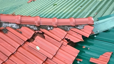 Hail after intense heat in Nghe An, affecting more than 200 roofs