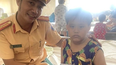 Cảnh sát giao thông mang Tết thiếu nhi đến với trẻ ở bệnh viện