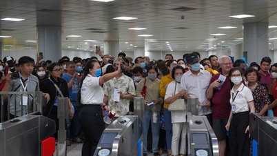 Hành khách rạng rỡ trên chuyến metro đầu tiên của TP.HCM