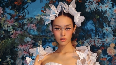 ベトナムの美人コンテストの4人が夢にインスピレーションを受けたウェディングドレスを着る