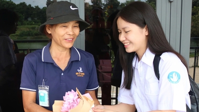 Cute student gives homemade flowers to cleaning lady to celebrate October 20th