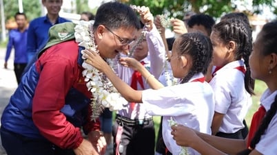 អ្នក​ស្ម័គ្រ​ចិត្ត​នៅ​ទីក្រុង​ហូជីមិញ​នៅ​រដូវ​ក្តៅ​លាប​ពណ៌​ថ្នាក់​រៀន​និង​សាងសង់​កន្លែង​លេង​សម្រាប់​កុមារ​ឡាវ