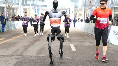 Robot chạy cùng vận động viên marathon ở Trung Quốc