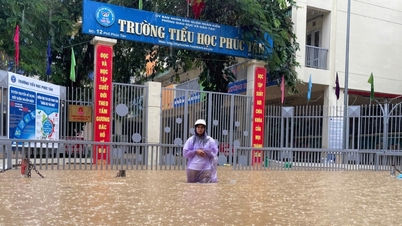សាលា​ប្រែ​ក្លាយ​ជា​ទន្លេ ឪពុក​ម្តាយ​ក្រុង​ហាណូយ​ប្រញាប់​ប្រញាល់​ទៅ​យក​ក្មេងៗ​ជម្លៀស
