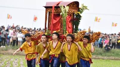 ក្បួនដង្ហែរចម្លែក ដើរតាមស្រះ ជាន់ដីស្រែ ដើមឆ្នាំថ្មី