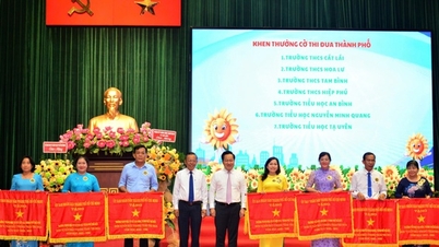 តំបន់ដែលមានសាលារៀន និងថ្នាក់រៀនច្រើនជាងគេនៅទីក្រុងហូជីមិញ ចំណាយប្រាក់ជាង ៥០០លានដុង ដើម្បីផ្តល់រង្វាន់ដល់សិស្ស។