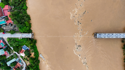 Strong currents hinder the installation of a temporary pontoon bridge to replace Phong Chau bridge.