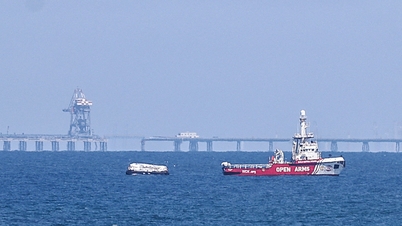 Tàu hàng viện trợ nhân đạo đầu tiên tới Gaza