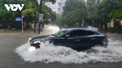 Nhiều tuyến phố ở TP. Vinh (Nghệ An) ngập sâu, nhiều trường cho học sinh nghỉ học