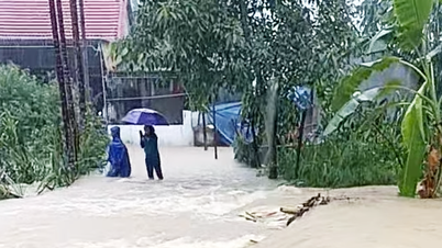 Khen thưởng ba công dân lao vào dòng nước cứu hai chị em bị lũ cuốn