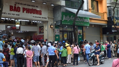 Dòng người xếp hàng ở tiệm bánh trung thu hơn 70 năm tuổi, cả tiếng chưa tới lượt