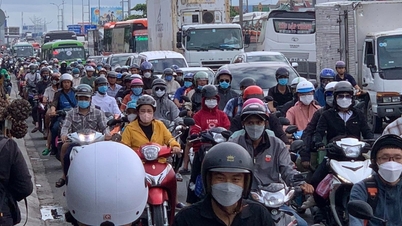 Người dân đổ về TP.HCM sau nghỉ lễ, giao thông ùn tắc nhiều nơi