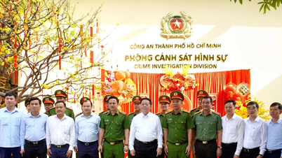 ប្រធាននាយកដ្ឋានឃោសនាការមជ្ឈិម ចុះសួរសុខទុក្ខ និងជូនពរឆ្នាំថ្មី ដល់កងកម្លាំងនគរបាលព្រហ្មទណ្ឌ និងនគរបាលក្រុងហូជីមិញ