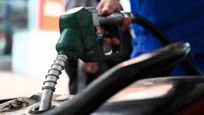 Ab 15:00 Uhr fällt der Benzinpreis plötzlich auf über 23.000 VND/Liter. am 11. Juli 2024