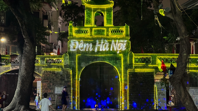 ច្រកទ្វារ Quan Chuong បំភ្លឺពេលយប់ជាមួយនឹងពន្លឺ 3D