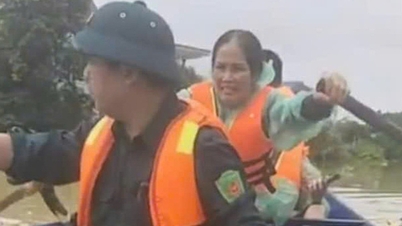 Bà con chùa Hương chèo đò, đẩy đò thâu đêm đến vùng lũ