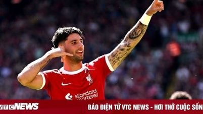 Thắng đậm Aston Villa, Liverpool vào top 4