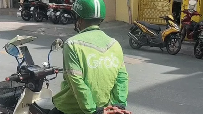 Cảm động hình ảnh tài xế dùng tay che nắng chỗ ngồi cho khách