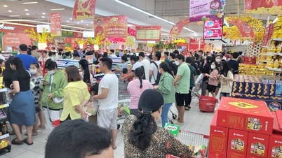 Sắm đồ ngày cận Tết, người dân xếp hàng ở siêu thị chờ thanh toán
