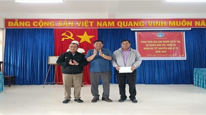 Thứ trưởng, Phó Chủ nhiệm UBDT Y Thông đến thăm và tặng quà Tết đồng bào DTTS tại tỉnh Phú Yên