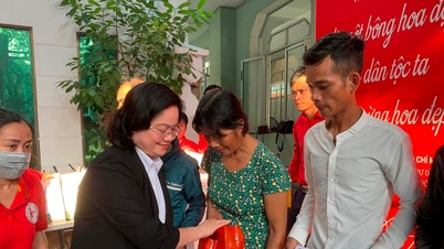 ការ​ផ្តល់​អំណោយ និង​ទទួល​បាន​ការ​ឧបត្ថម្ភ​ដល់​ជន​ក្រីក្រ