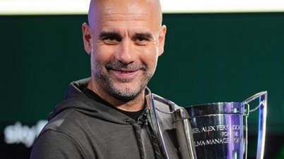 HLV Pep Guardiola nhận giải HLV xuất sắc nhất Ngoại hạng Anh 2022/23