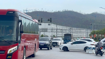 Semáforos rotos durante muchos años, tráfico caótico en la entrada a la ciudad de Ha Long