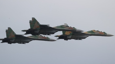 Image of Su-30MK2 fighter squadron and Mi helicopters practicing in the sky of Hanoi