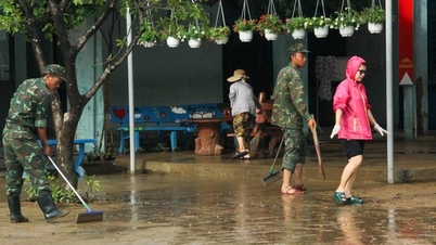 Bộ đội đặc công dọn bùn non để học sinh sớm quay lại trường học