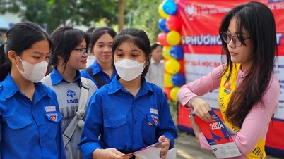 Gian hàng tư vấn mùa thi Nha Trang thu hút hàng ngàn học sinh