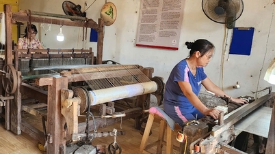 ភូមិ​តម្បាញ​អាយុ​៤០០​ឆ្នាំ​នៅ​ដី​ស្រែ