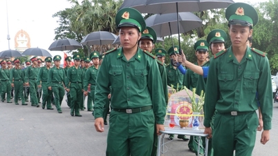 ឡុង អាន ប្រារព្ធពិធីគោរពវិញ្ញាណក្ខន្ធ និងបញ្ចុះសពអ្នកទុក្ករបុគ្គលចំនួន ១២២ នាក់។
