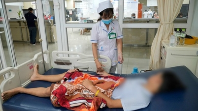 한 학생이 학교 정문 앞에서 구타를 당해 비장 파열로 병원에 입원해야 했습니다.