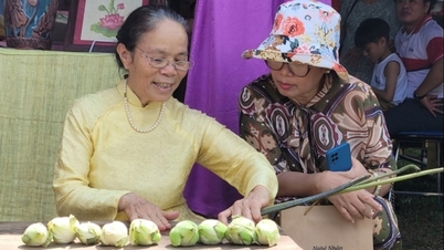 Two generations of Hanoi artisans promote craft village tourism