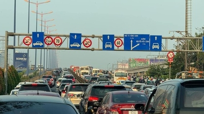 Xe container tông dải phân cách trên cầu Sài Gòn, giao thông ùn ứ ngày đầu tuần